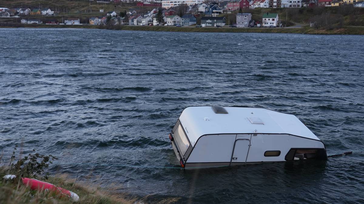 Uværet i natt: Campingvogn i vannet og bil knust av container