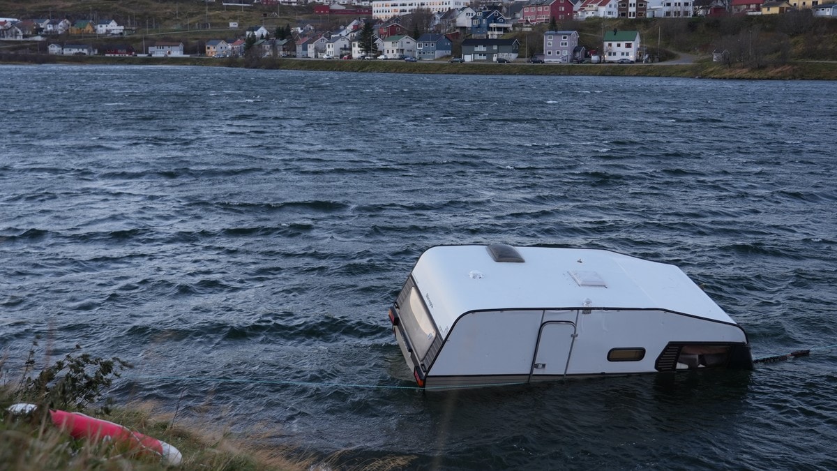 Uværet i natt: Campingvogn i vannet og bil knust av container