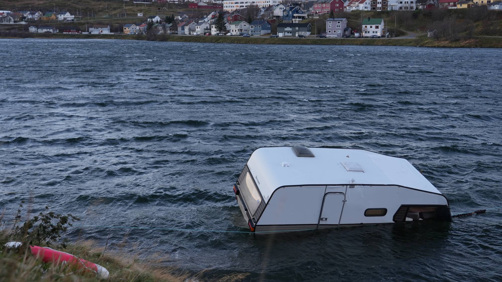 Bobil blåste av veien og havnet i innsjø i Hammerfest