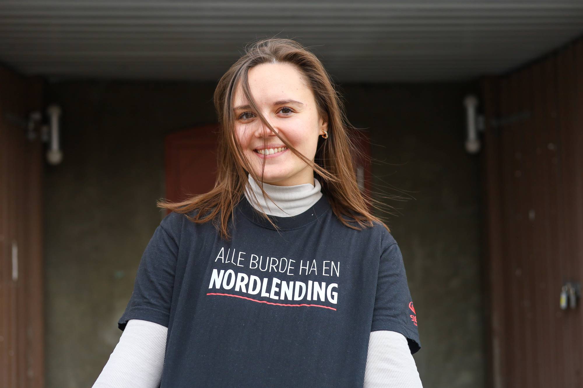 Anastasia Boshoska, har på en T-skjorte der det står "Alle burde ha en nordlending".