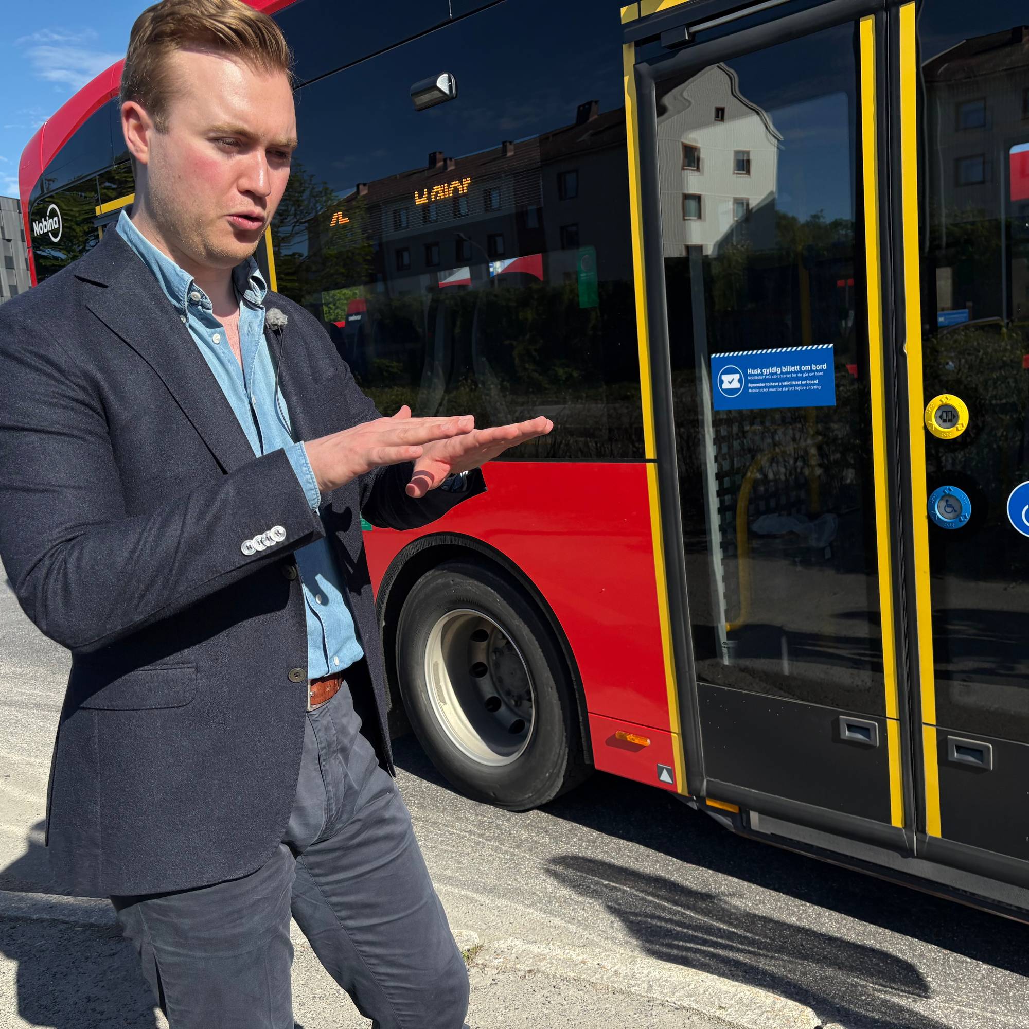 Håkon Snortheim ved buss