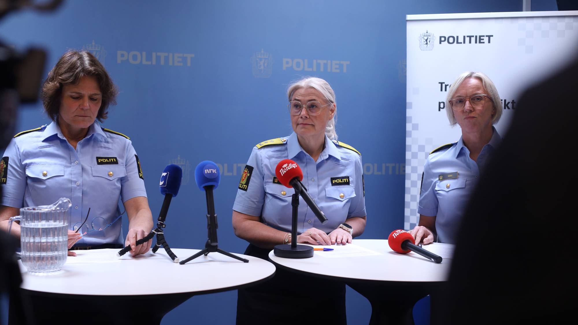 tre politikvinner holder pressekonferanse