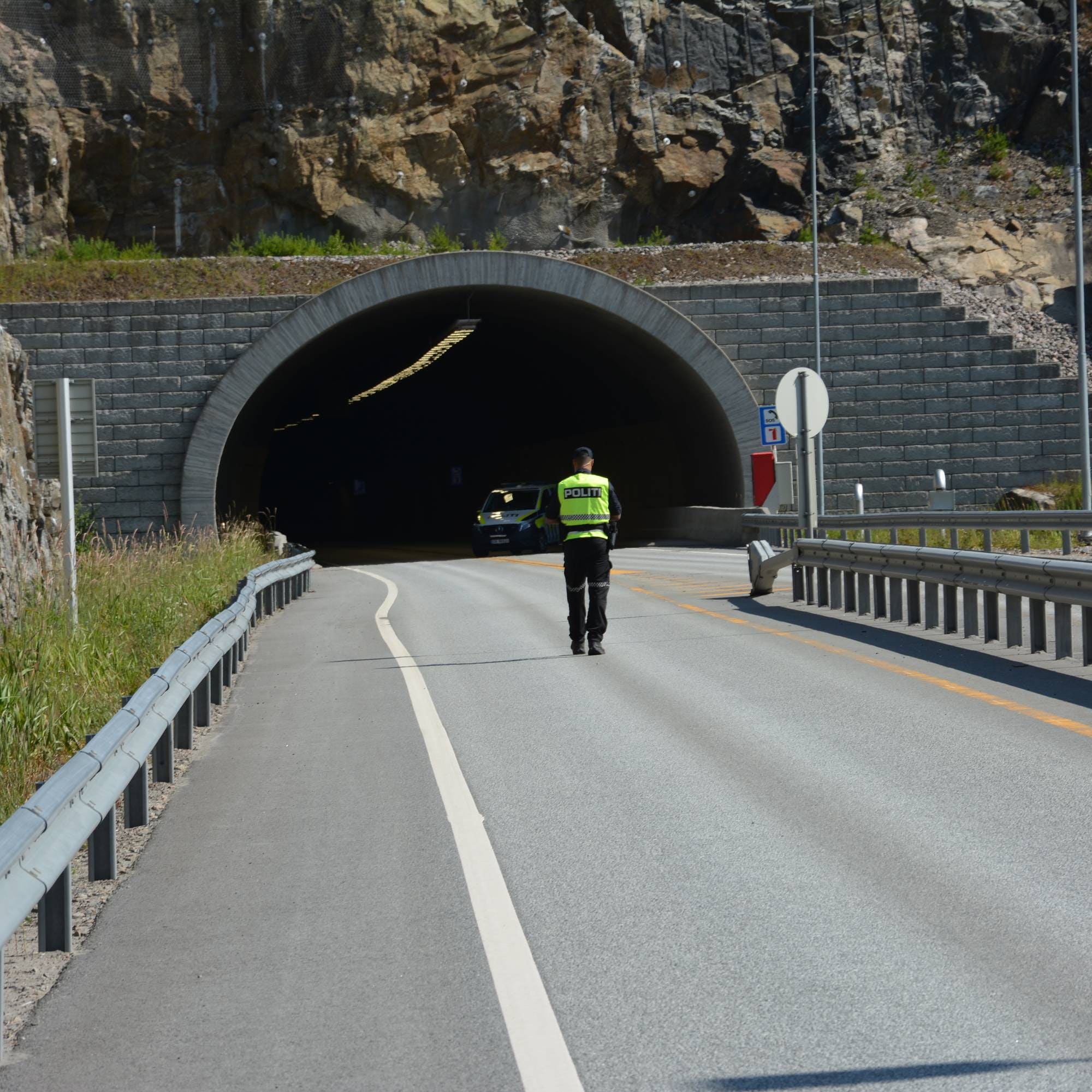 Politiet står utenfor en tunell