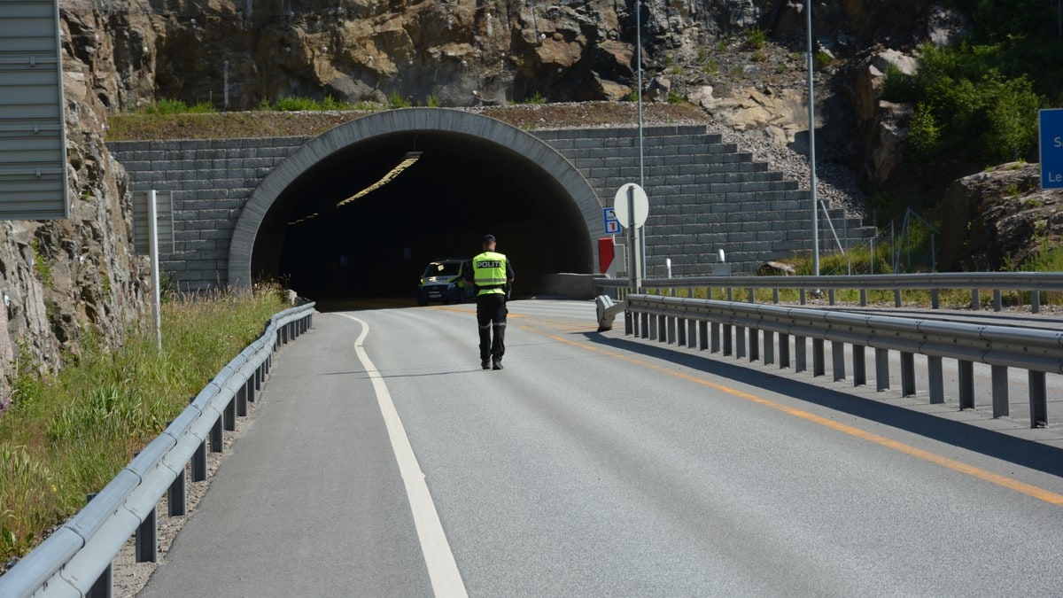 Mann (20) omkommet etter trafikkulykke på E39 En mann er omkommet og en mann er fraktet til sykehus med luftambulanse etter en alvorlig kollisjon mellom et vogntog og en personbil på E39 i Mandal, lørdag formiddag.