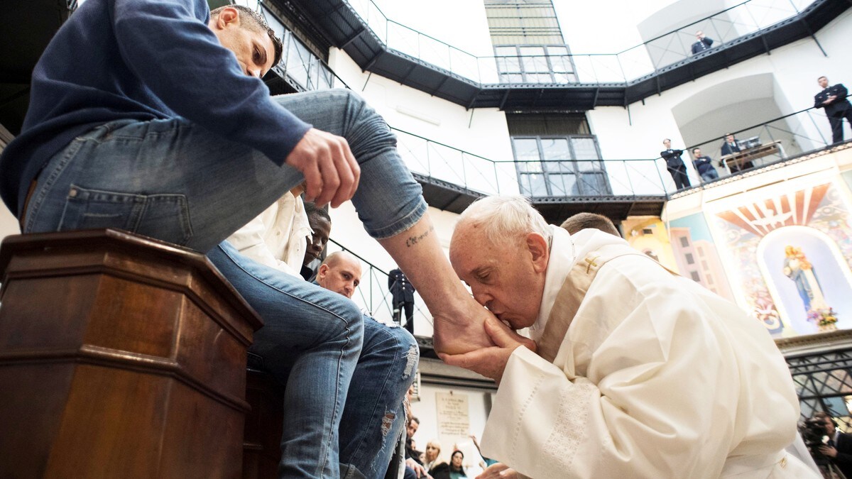 Paven vasket fangers føtter