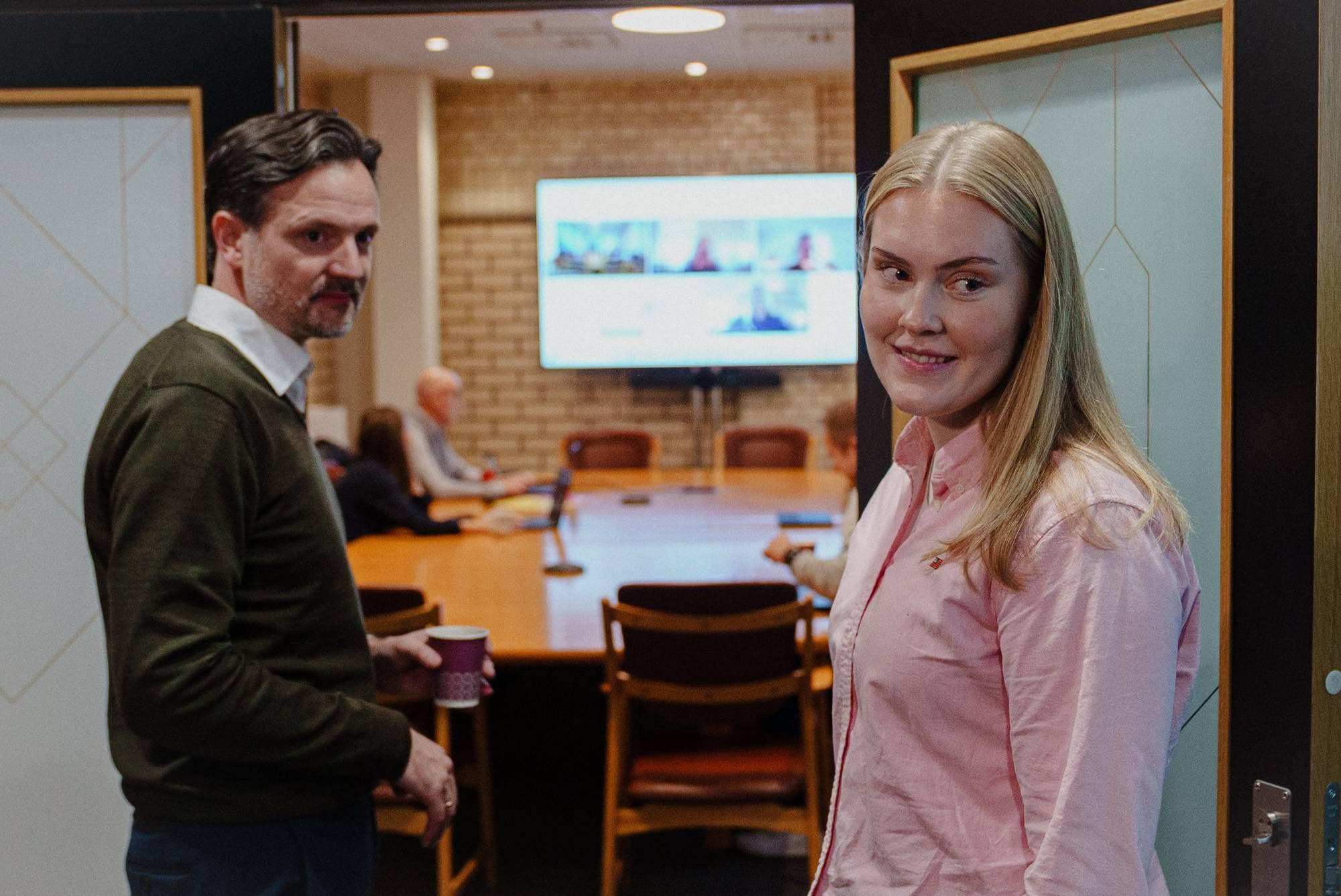 Ingrid Oline Hovland og Dag Inge Ulstein står ved en døråpning