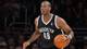 Mark J. Terrill / AP,NTB En basketballspiller i Brooklyn Nets-drakt holder en basketball. Mannen, som har nummer 46 på drakten, ser til siden mens han dribler. I bakgrunnen sitter tilskuere på tribunen. (Bildebeskrivelsen er laget av en KI-tjeneste)