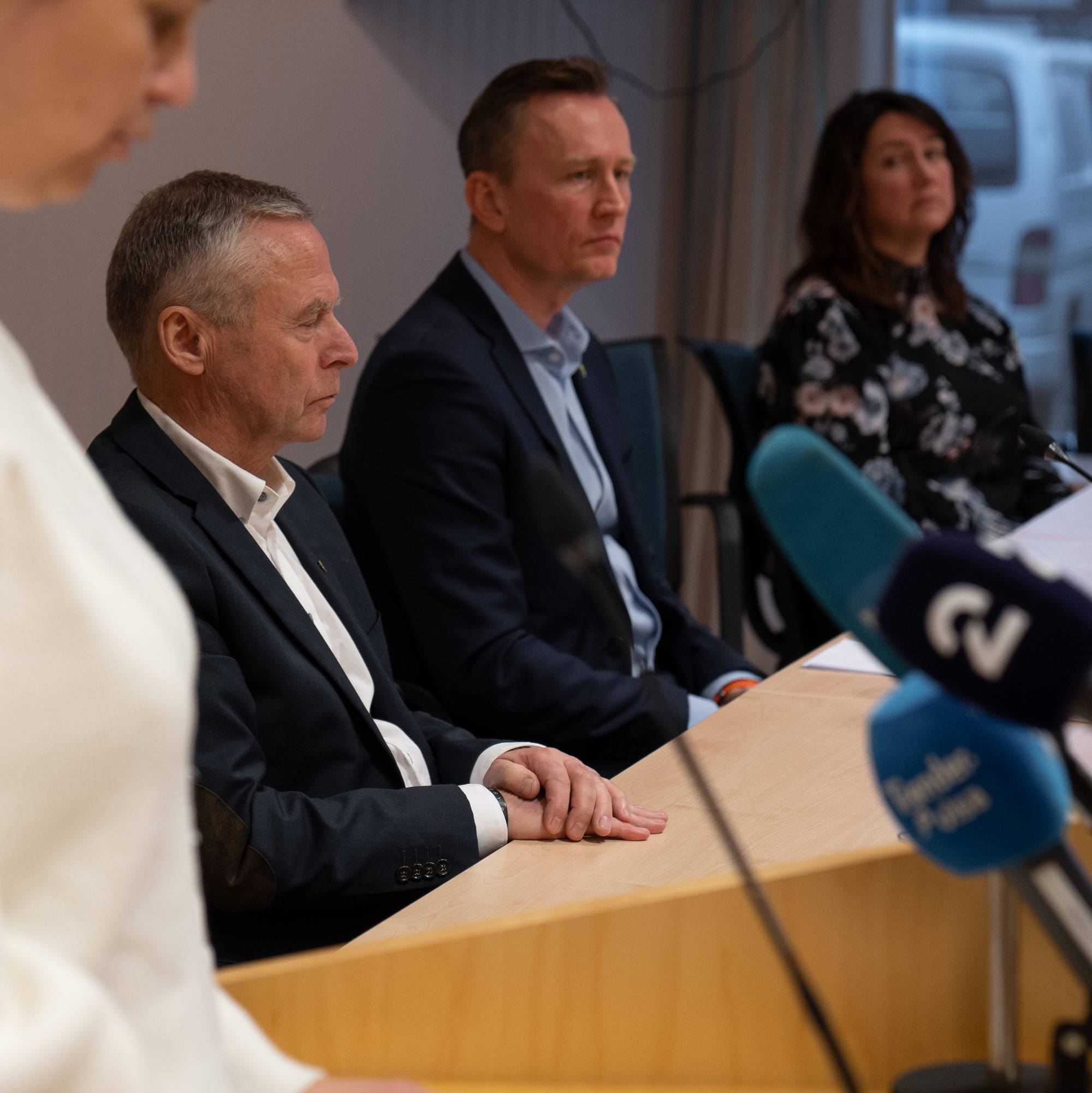Konstituert kommuneoverlege Linn Beate Skogholt står foran mikrofoner under en pressekonferanse i rådhuset på Frosta. I bakgrunnen sitter ordfører Frode Revhaug (H), kommunedirektør Endre Skjervø og daglig leder i NOK Trøndelag, Veronica Moan Myran.