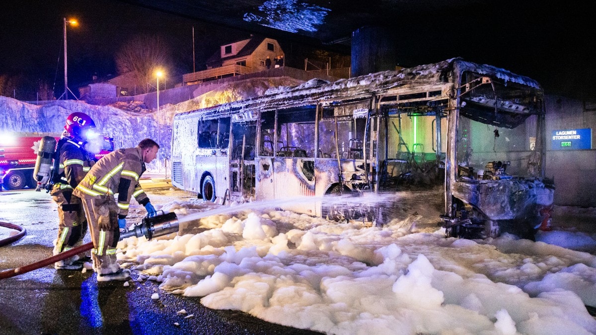 Buss stod i full fyr ved Lagunen kjøpesenter