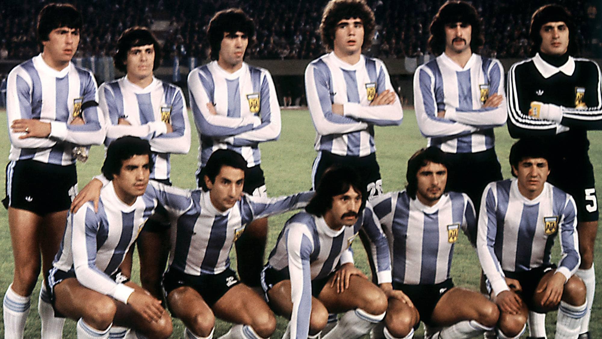The Argentinian national soccer team before its World Cup first round match against France 06 June 1978 in Buenos Aires. (Standing, from L : Daniel Passarella, Rene Houseman, Luis Galvan, Alberto Tarantini, Mario Kempes, Ubaldo Matildo Fillol; front row, from L : Americo Gallego, Osvaldo Ardiles, Leopoldo Luque, Daniel Valencia, Jorge Olguin) AFP PHOTO WORLD CUP-1978-ARGENTINA-TEAM