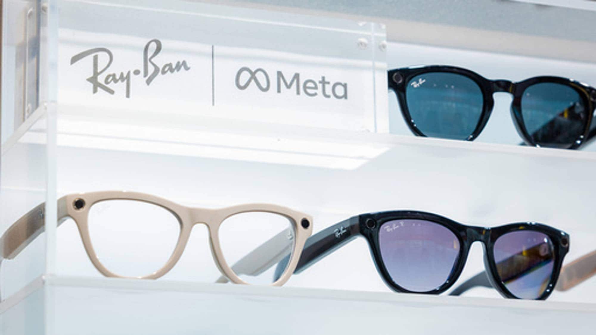 KI-briller - tre par briller på en hvit hylle, merket Ray-ban og Meta