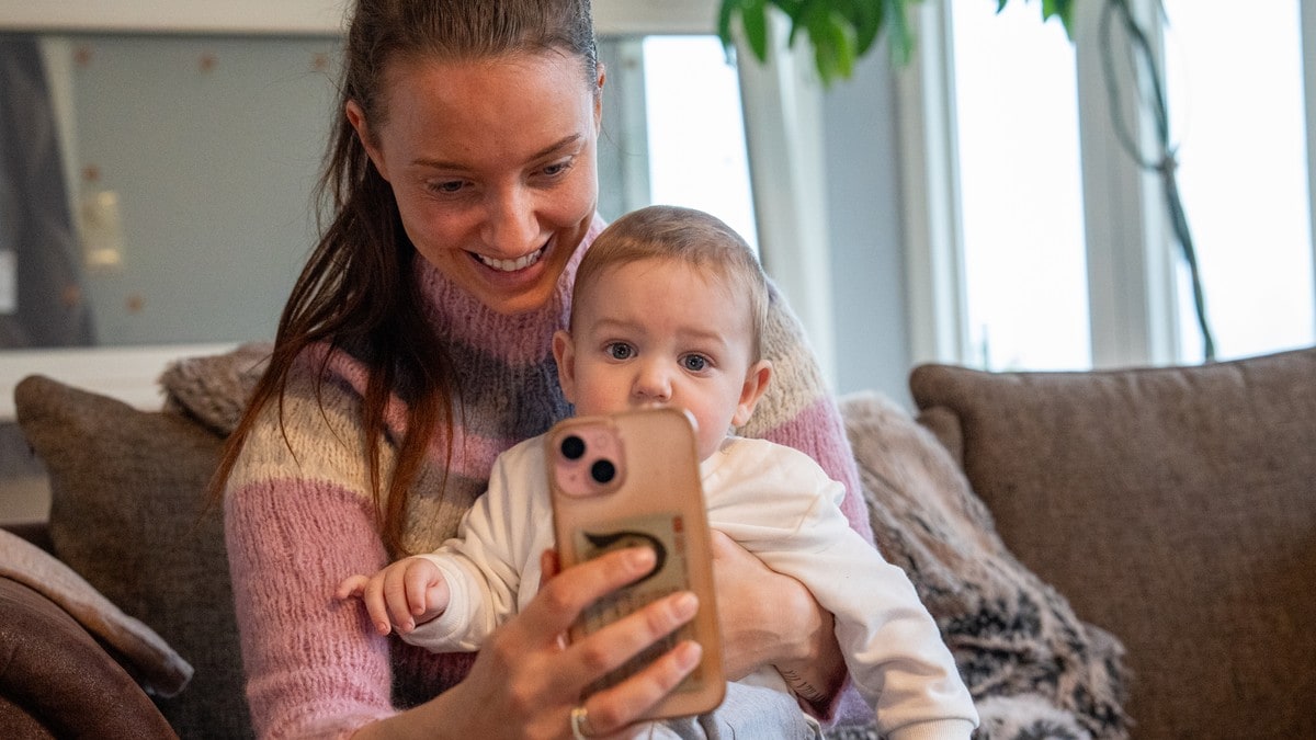 Må snakka med pappa og mann på Facetime – Utvist frå Noreg grunna feil farge på passet