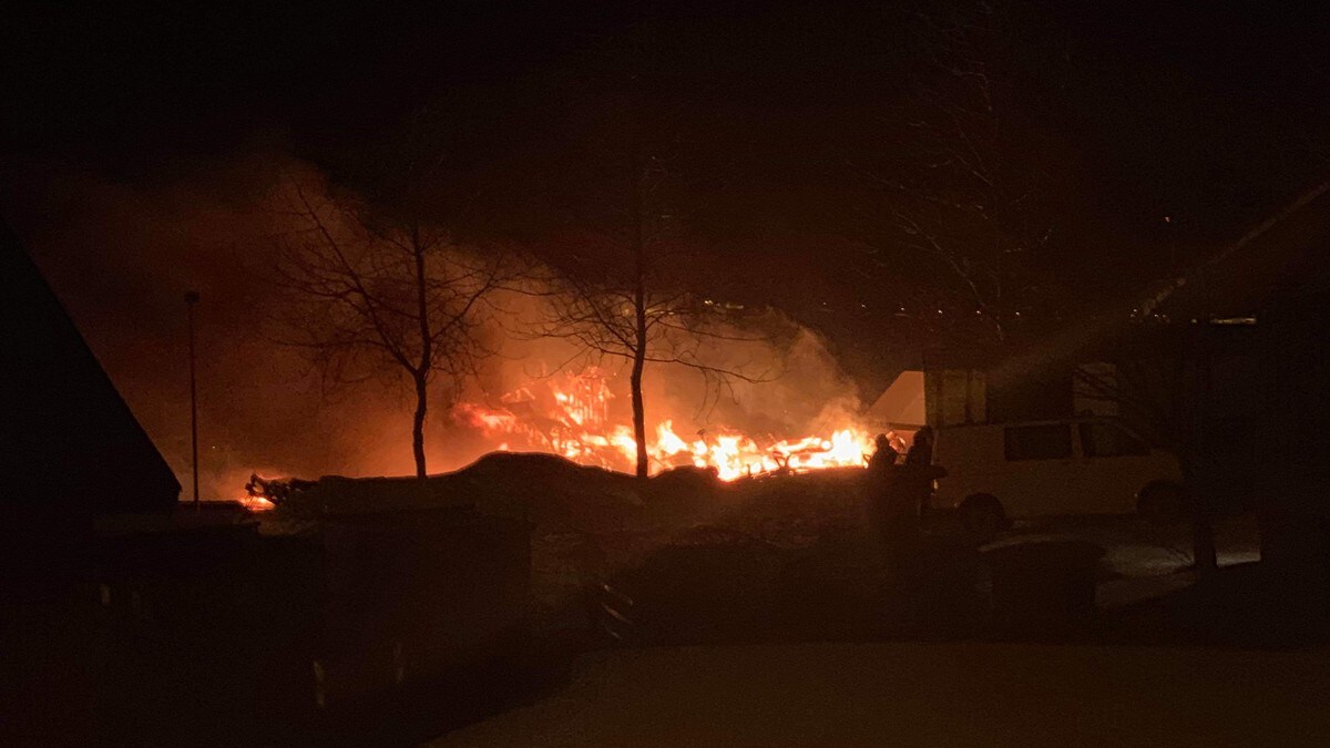 Lager står i brann – skarpskytter på vei fra Tromsø