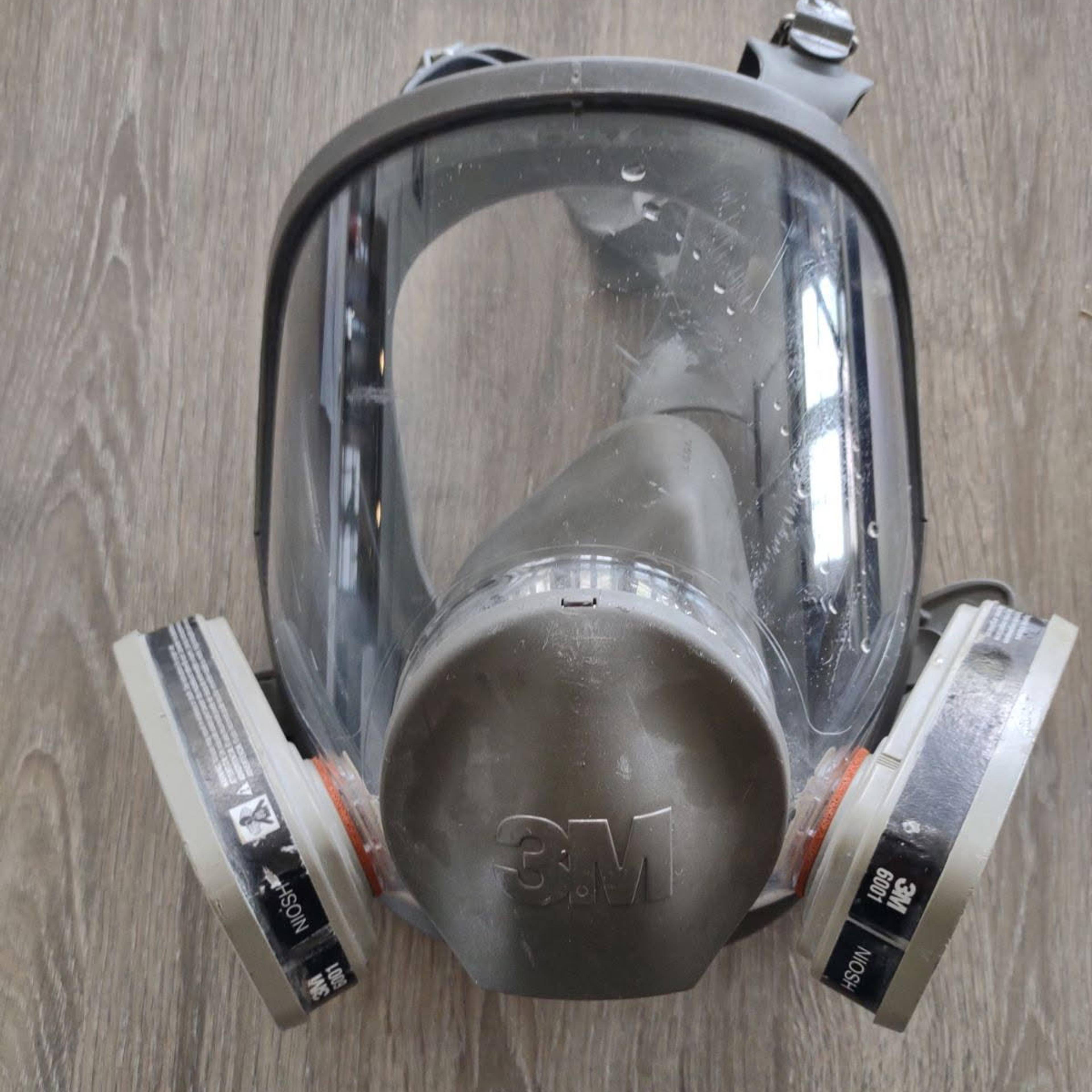 En vernemaske med visir og to filtre som mannskapet ombord Viking Poseidon fikk utdelt.
