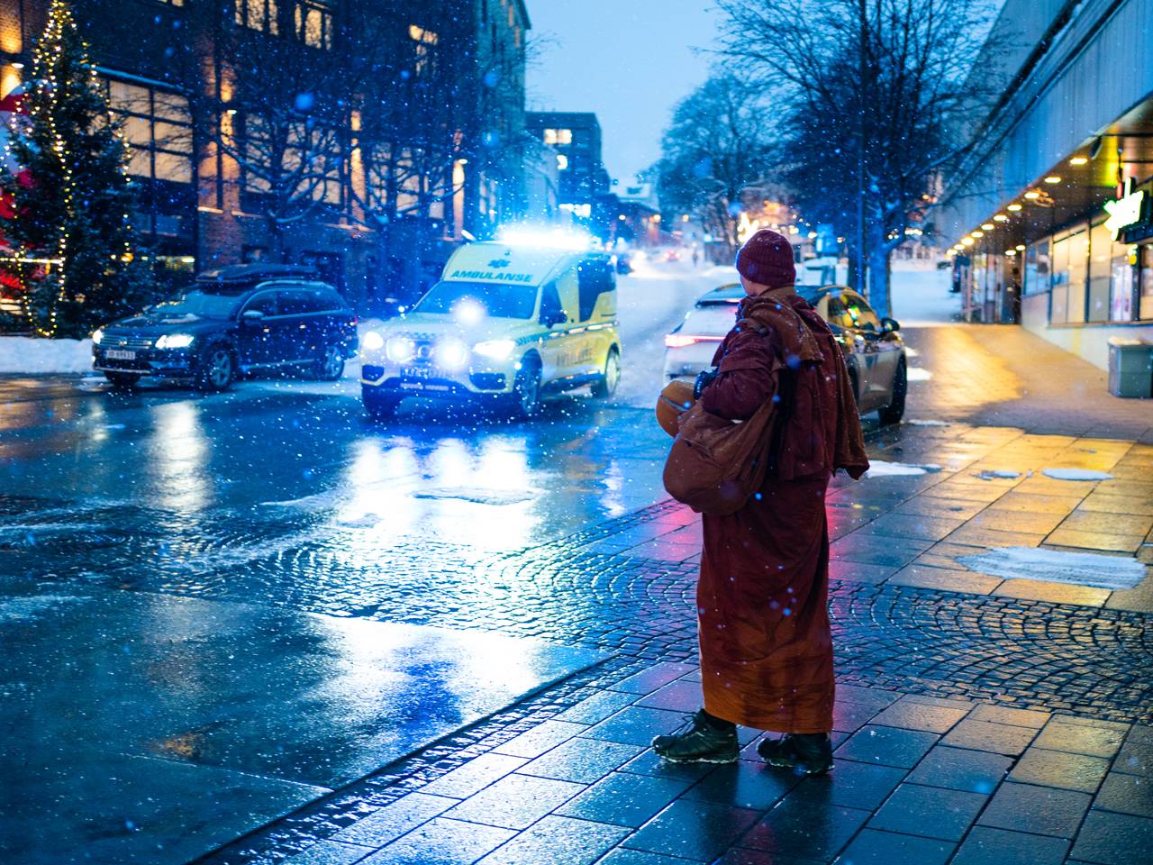 En ambulanse kjører forbi munken