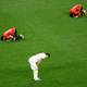 Lisi Niesner / REUTERS,NTB Tre menn på en grønn fotballbane. To av dem i oransje drakt har hodet i bakken.