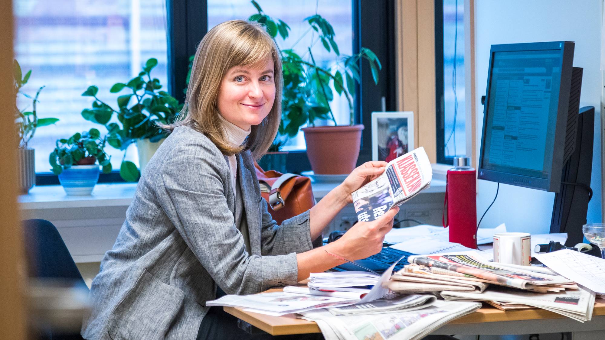Mari Skurdal fra Klassekampen leser avisa
