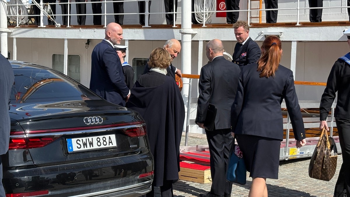 Kongeparet p&aring; plass i Stockholm for &aring; feire svenskekongen