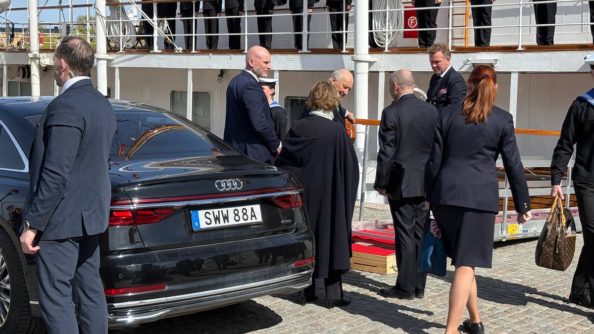 Kongeparet på plass i Stockholm for å feire svenskekongen