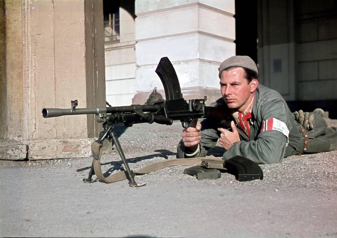 Ove Wettergren med Bren-maskingevær på slottet 7.mai 1945.