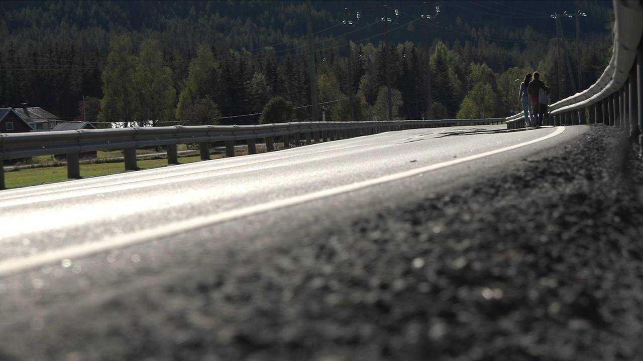 Nina Grønneberg Andresen og Mia Andresen går vakk langs autovernet.