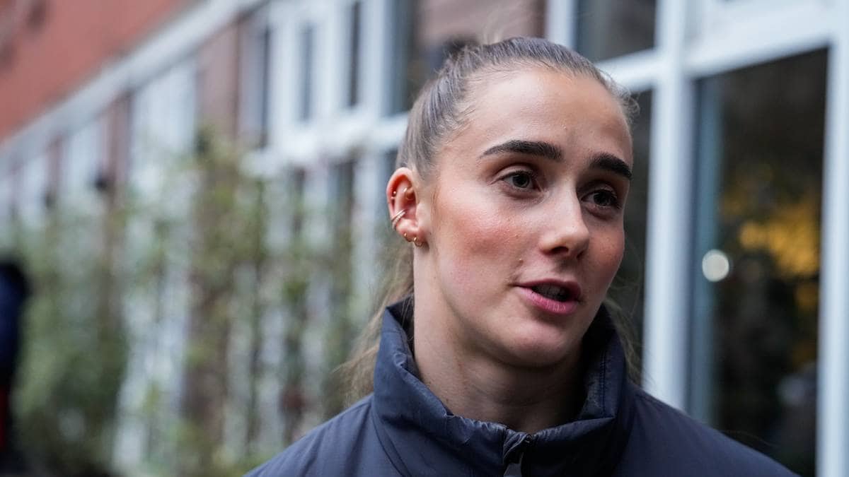 Profilen signerer ny kontrakt