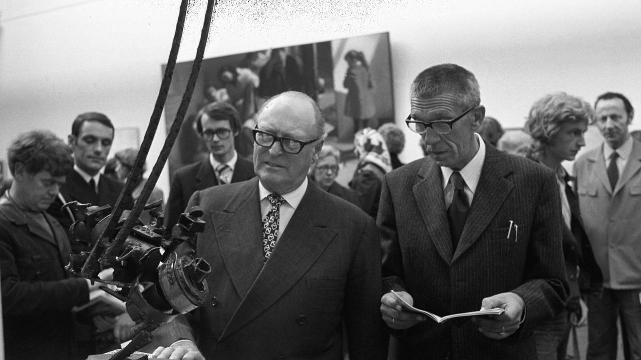 Kong Olav på åpningen av Høstutstillingen 1975.