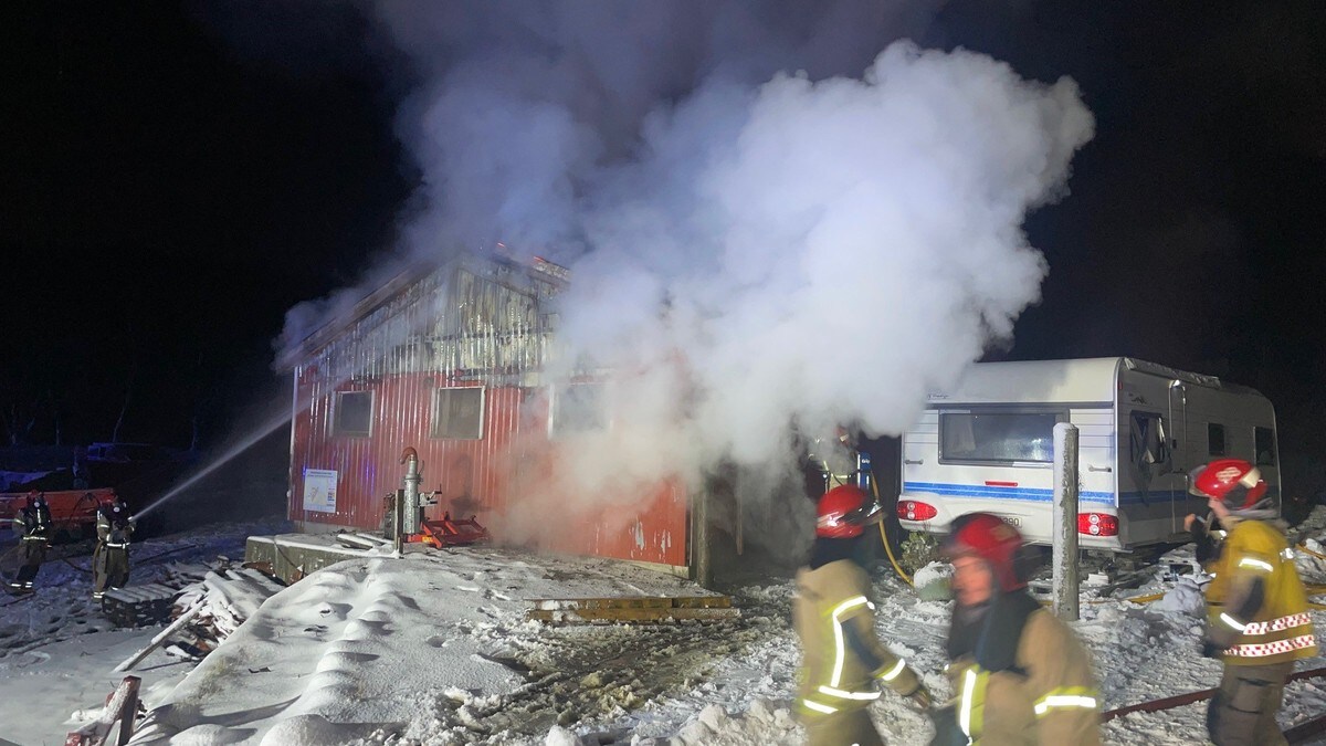 Fjøs med dyr inni brant ned i Brønnøy