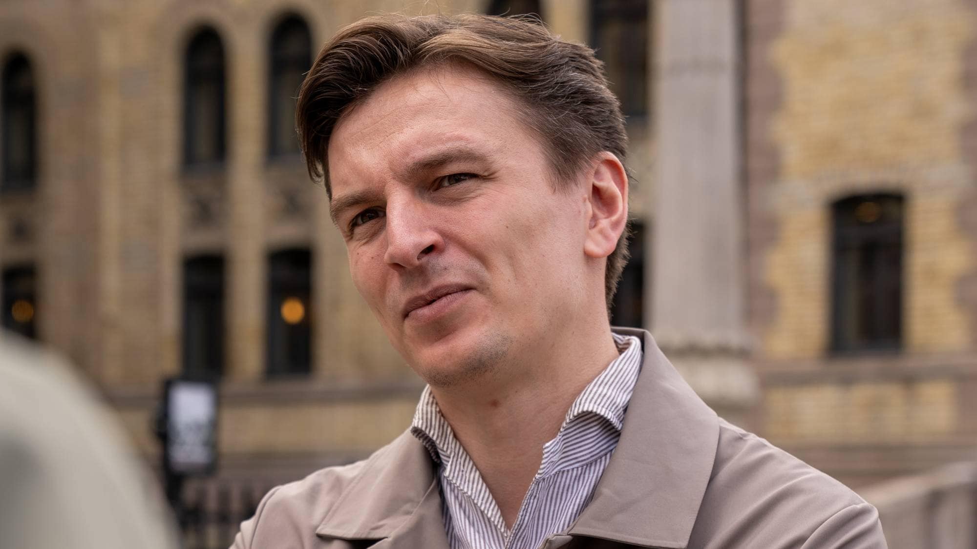 Mann med armene o kors foran Stortinget