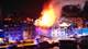 Foto de : Noticias de emergencia Hay un fuerte incendio en el edificio de apartamentos, que se encuentra justo al lado del río que atraviesa Fredrikstad.