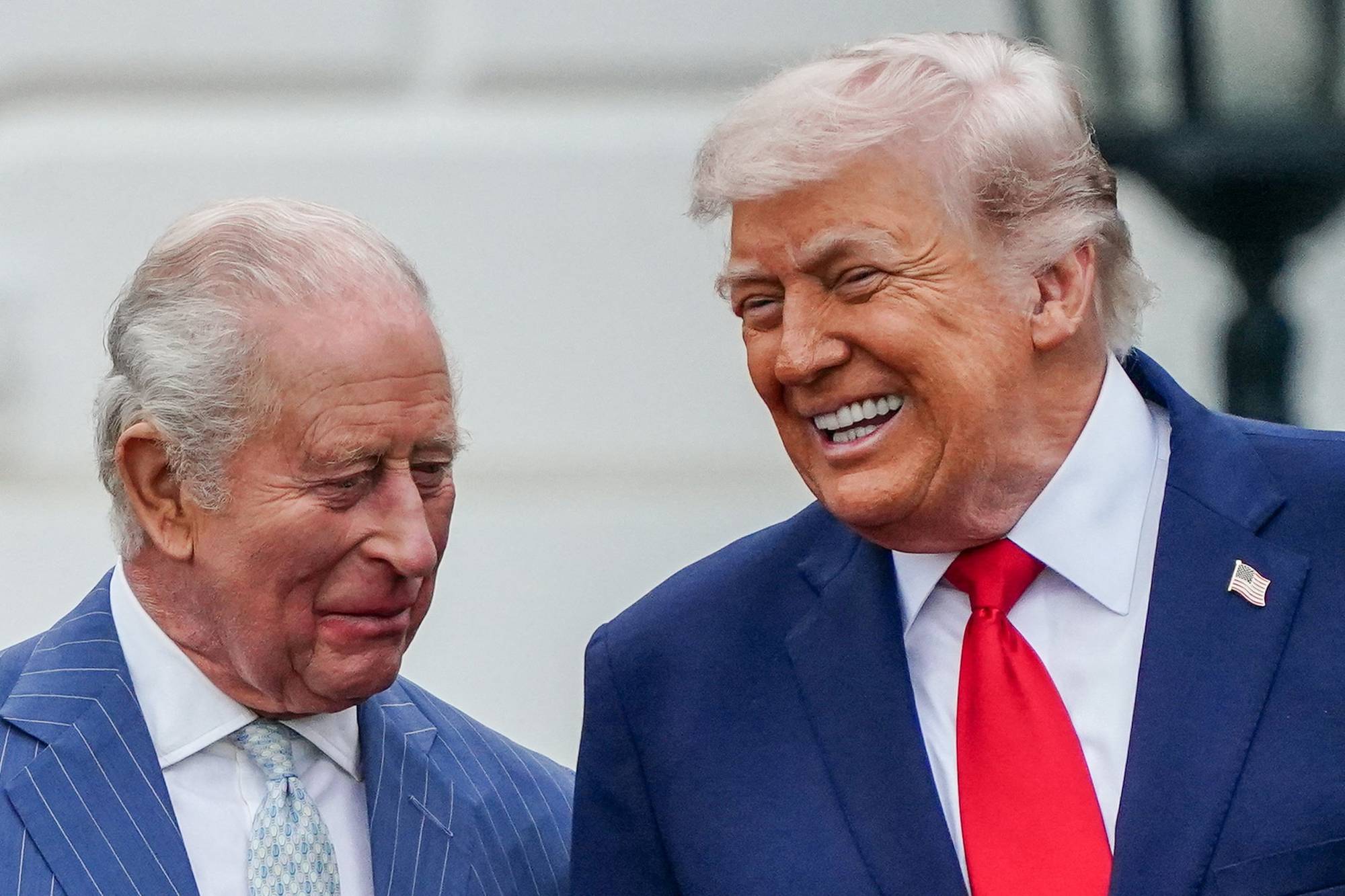 Trump og Kong Charles, to eldre menn i mørke dresser