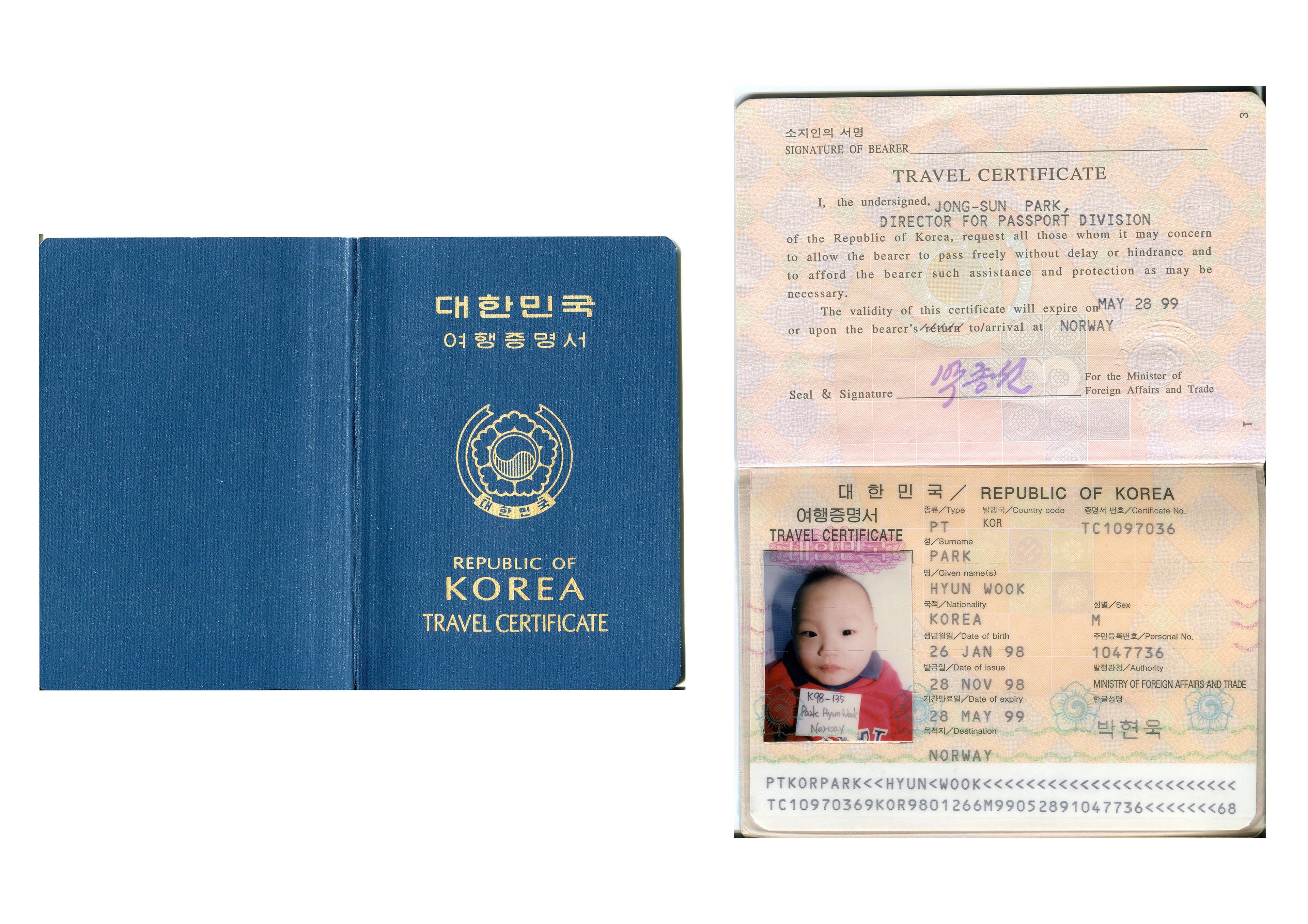Foto av gjenstander, eldre fotografier som dokumenterer livet til Anders Hyun Molvik Botnmark i Sør-Korea og da han kom til Norge.