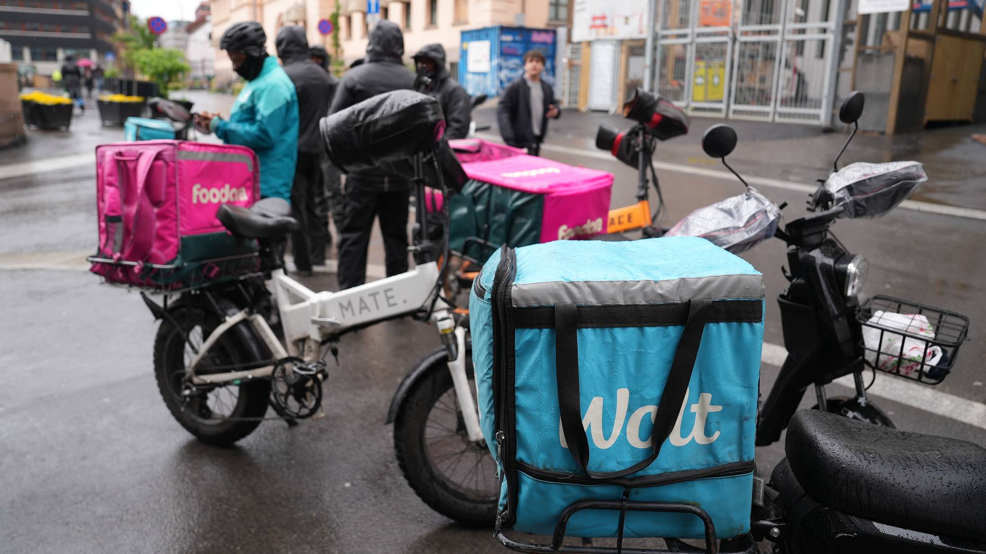Elsykler og scootere med mat-bagger fra Wolt og Foodora