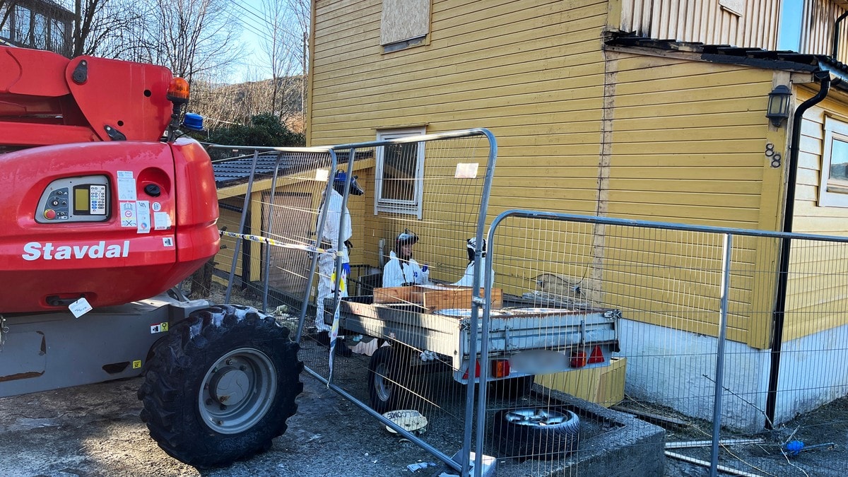 Kvinne kom ut av kjeller i brennende hus. Avdød mann mistenkt