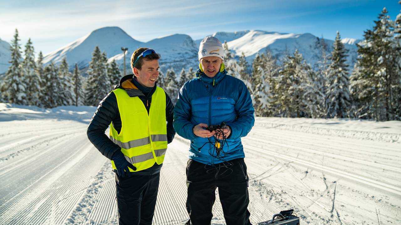 Magnus Eide får innføring i tidtakinga på skirenn i Isfjorden i Rauma