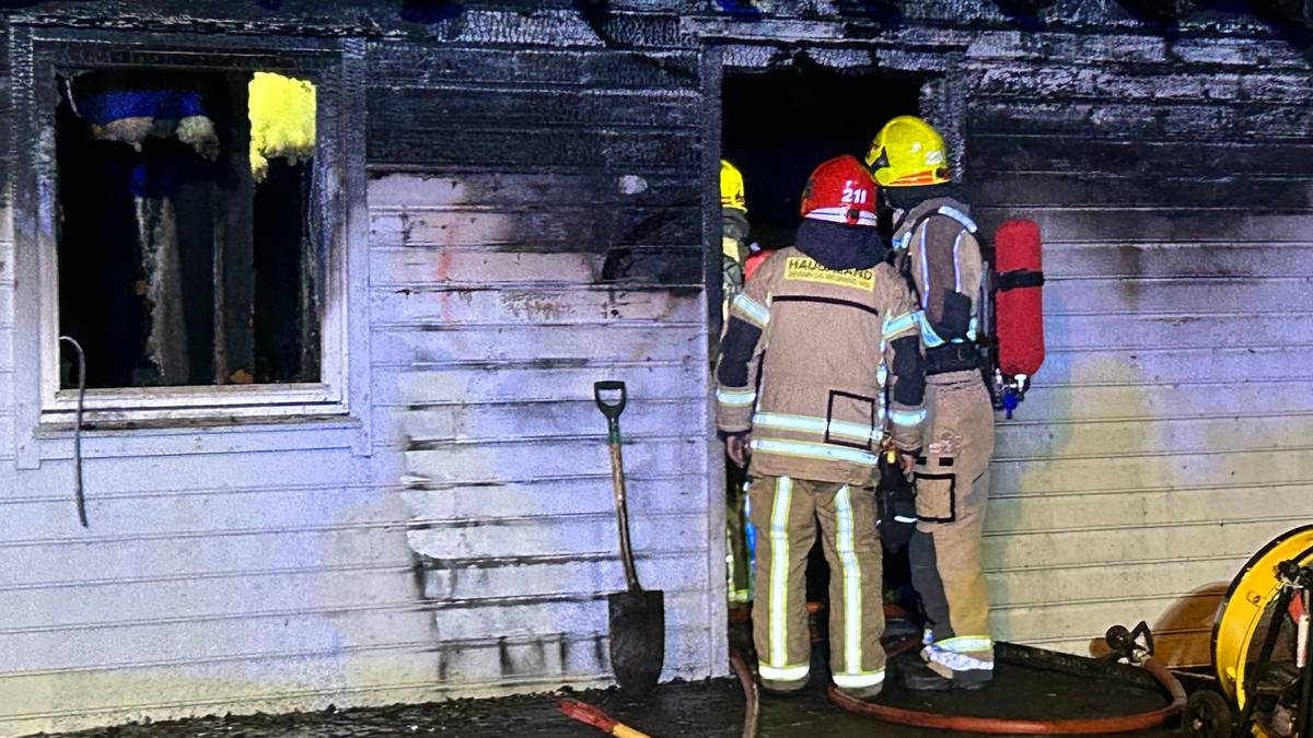 Kontroll på brann i rekkehus på Karmøy: – brannen startet i et el-sykkel batteri