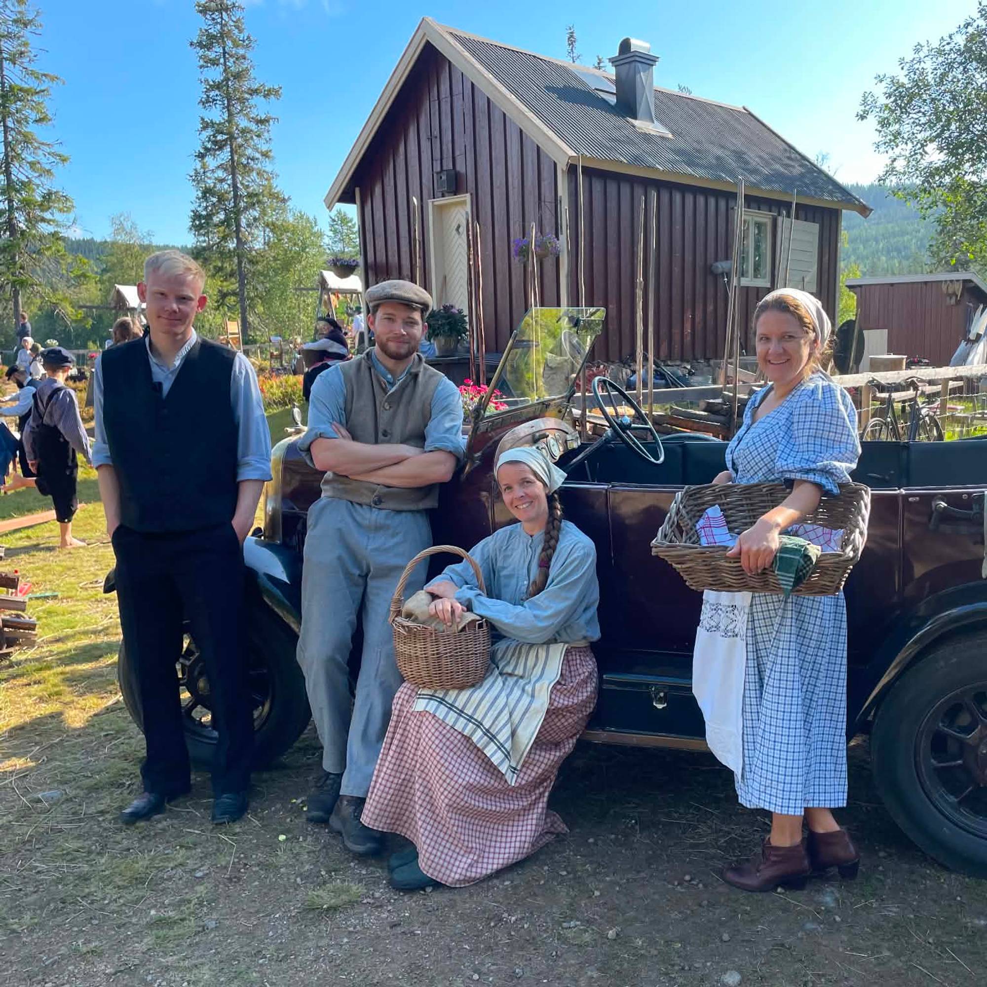 Tina Strøm og andre rekvisitører på jobb under innspillingen av Farmen