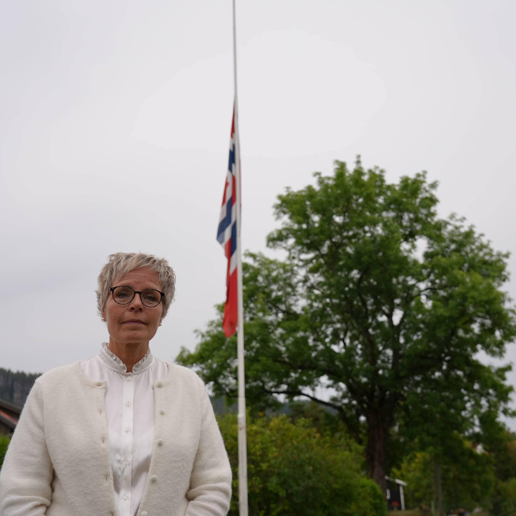 en mann som står foran et flagg (Bildebeskrivelsen er laget av en KI-tjeneste)