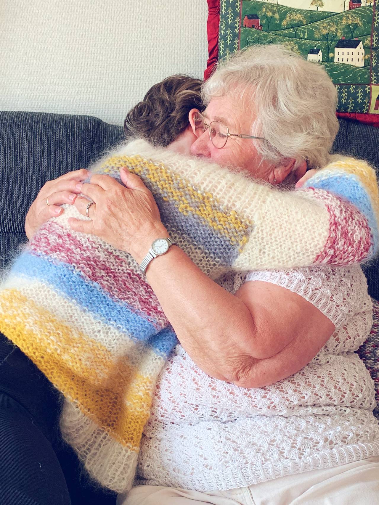 Ida Bjørkvold saman med mommo