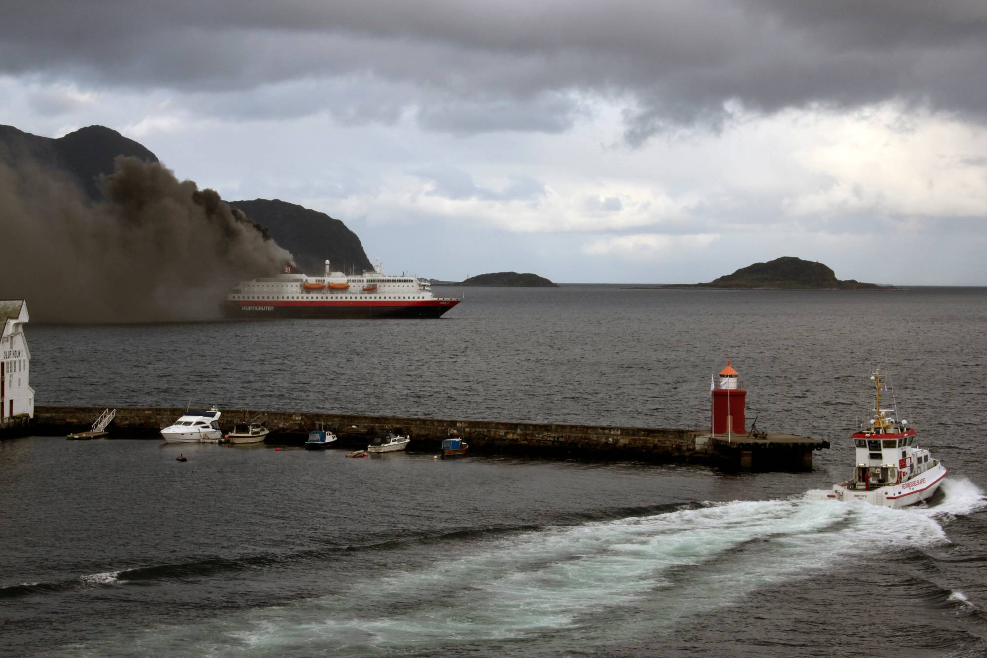 Ålesund 20110915.
Hurtigruteskipet Nordlys brenner like utenfor Ålesund torsdag morgen.
Foto: Olav Helge Matvik / Kystverket / Scanpix