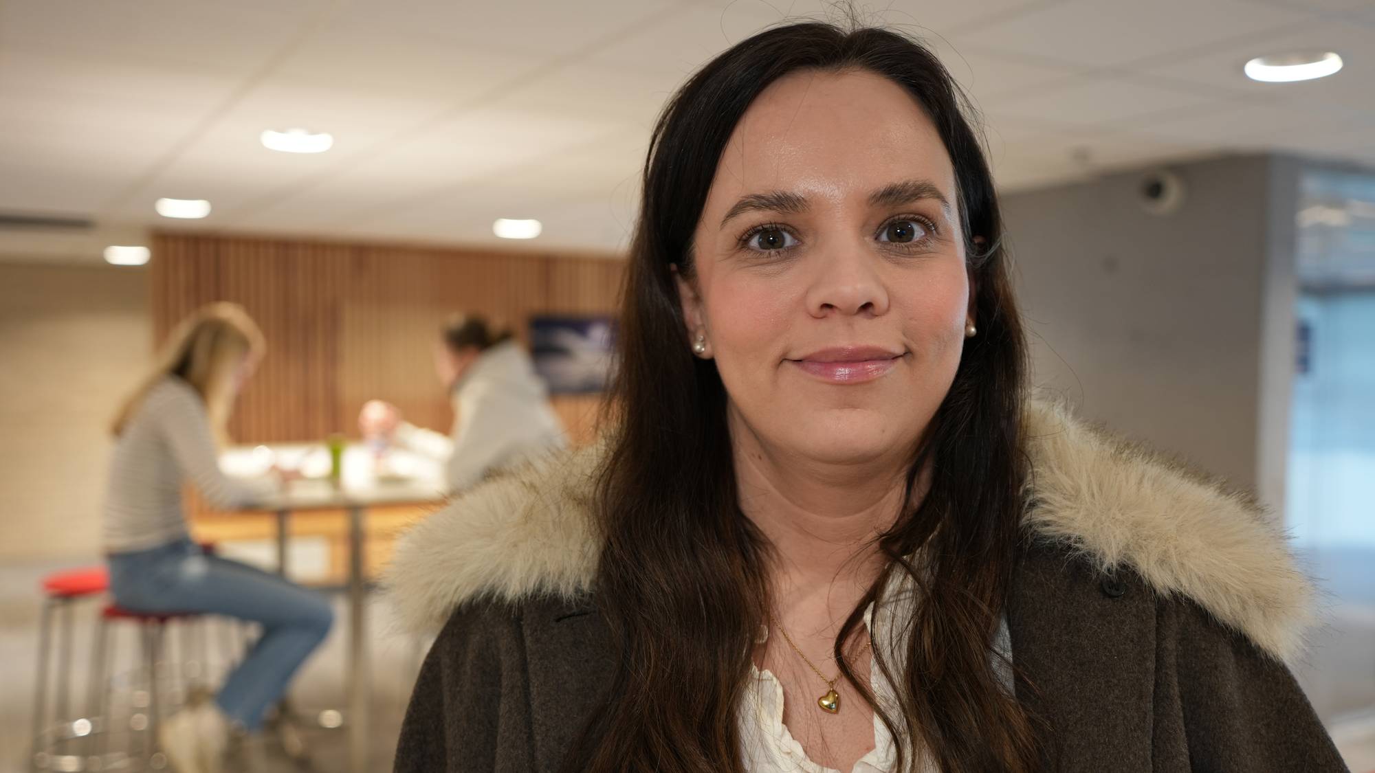 En kvinne med mørkt hår