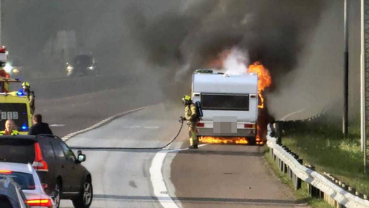 Kjørte langs E6 med vogna i brann