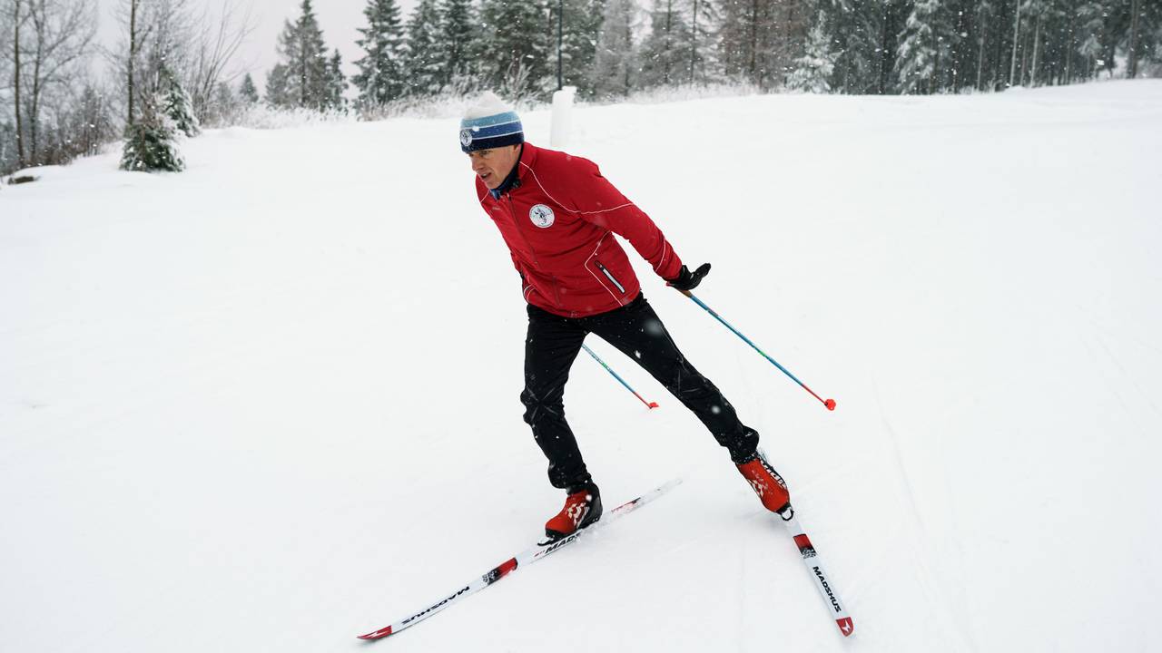 Erik Eide fra Skiforeningen demonstrerer god teknikk når det kommer til skøyting på langrennski.
