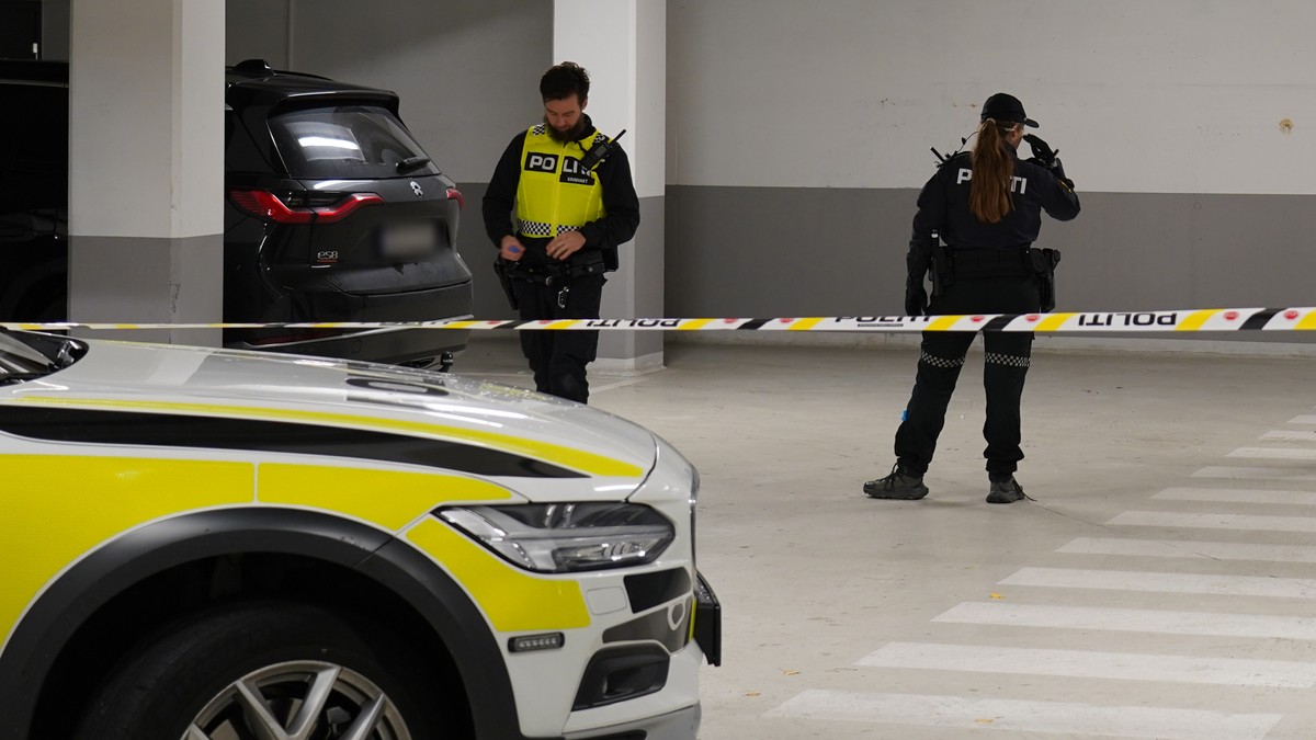 Politibetjenter undersøker et avsperret parkeringshus. (Bildebeskrivelsen er laget av en KI-tjeneste) FOTO: Mathias Moen/NRK Politibetjenter undersøker et avsperret parkeringshus. (Bildebeskrivelsen er laget av en KI-tjeneste) FOTO: Mathias Moen/NRK