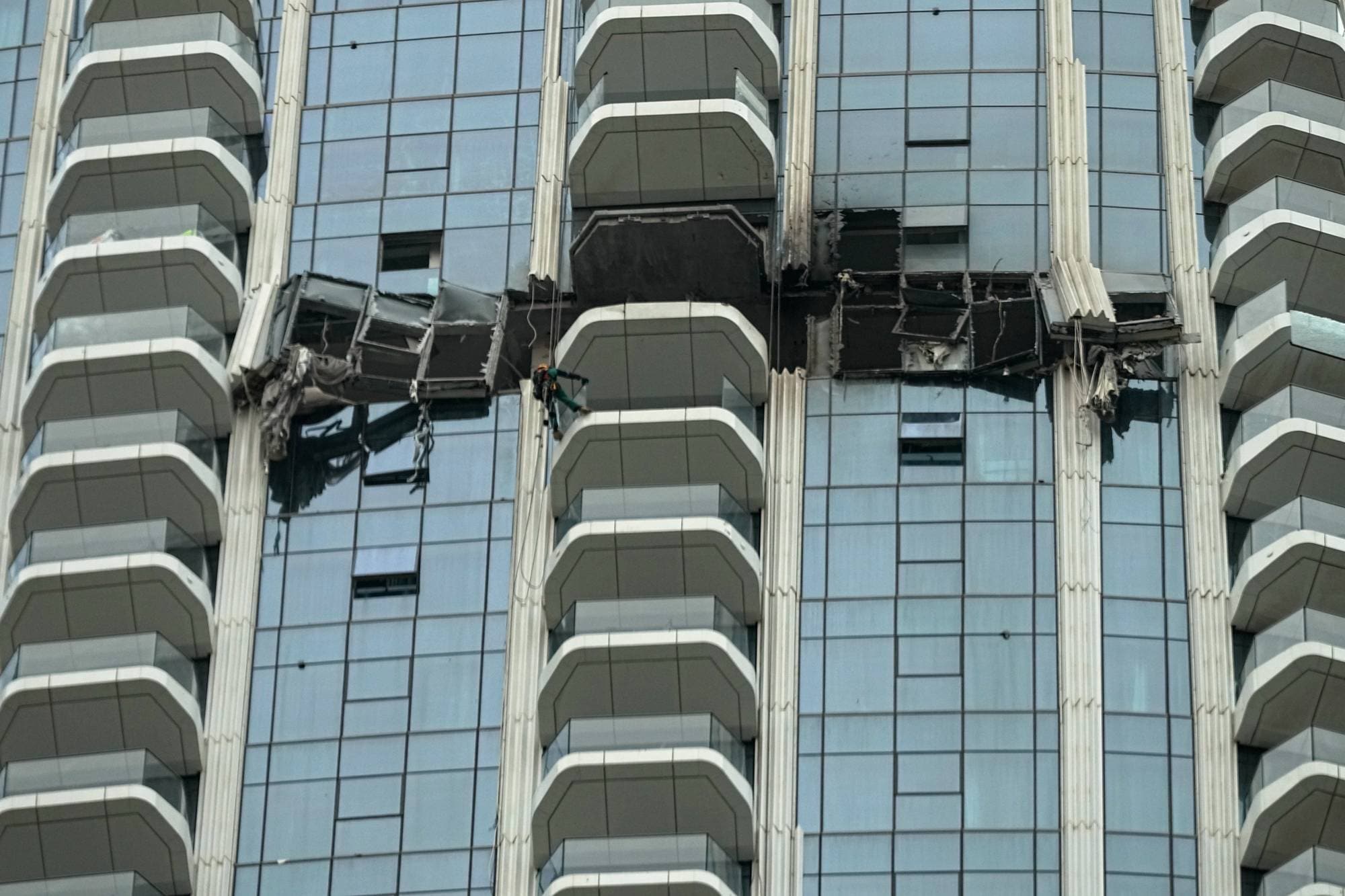 Skader i fasaden på et hotell etter drone angrep
