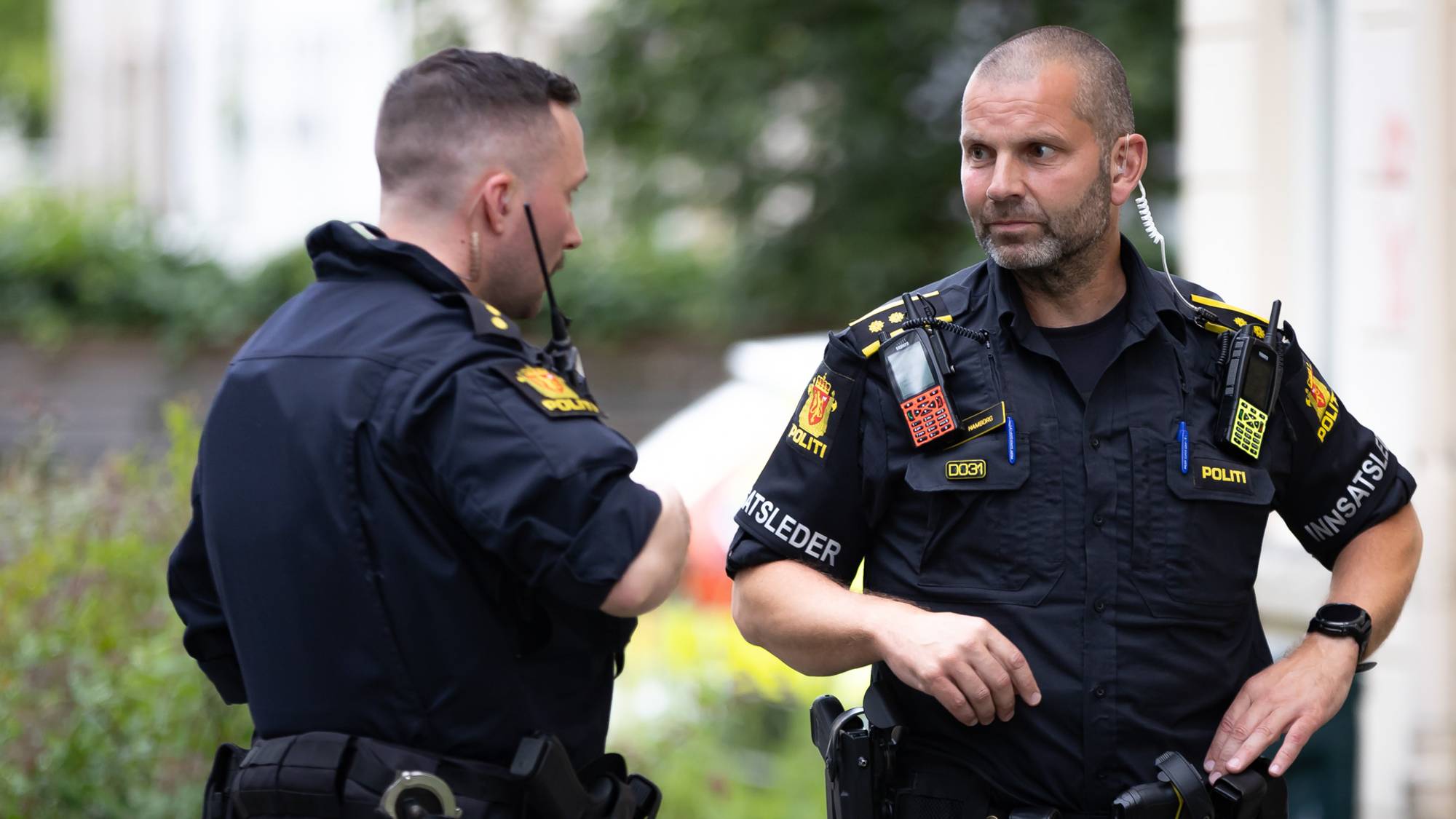 To politimenn står og snakker sammen. En av dem er innsatsleder i Trondheim, Mattis Hamborg. Hans ansikt er synlig. Vi er kun ryggen til han andre