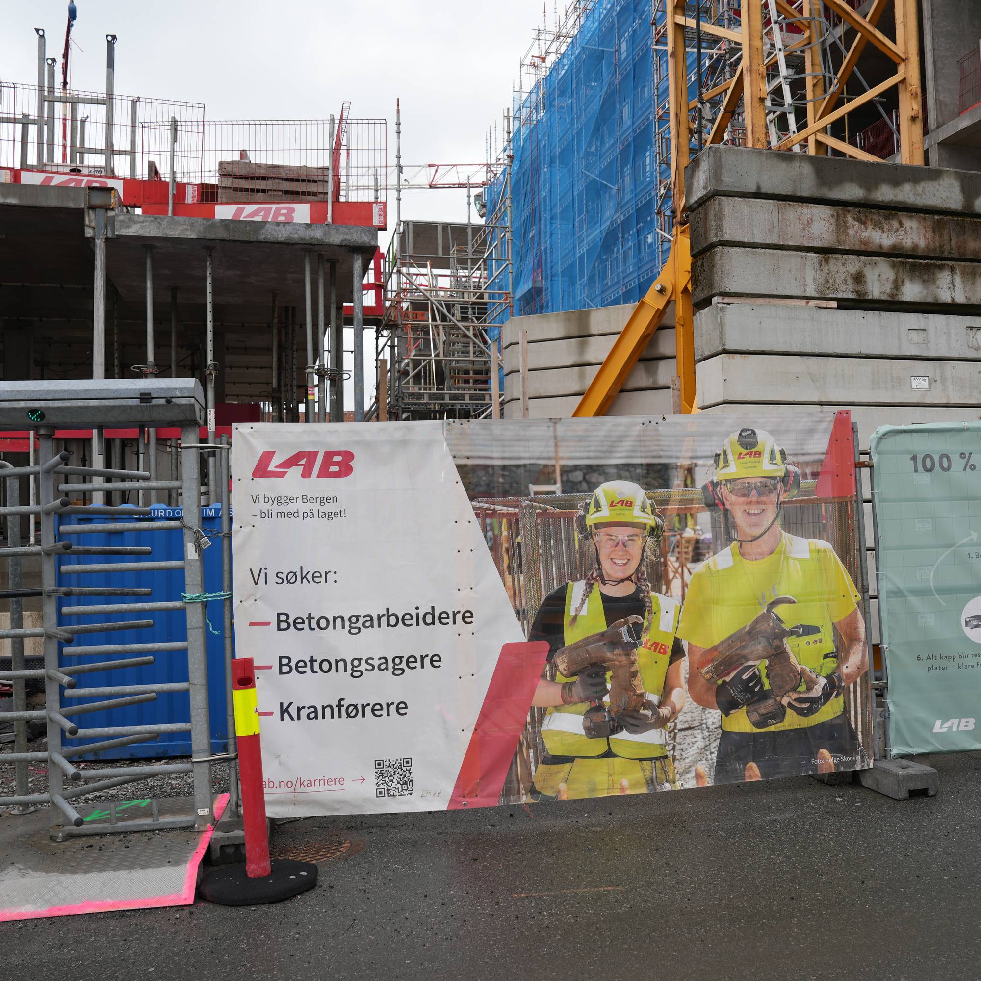 LAB Entreprenør sin byggeplass på Nøstet i Bergen: Plakat annonserer etter fagfolk. Obos-prosjekt med 94 leilegheiter