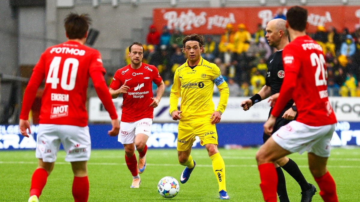 Lag oppstillingen klar før kampstart på Brann Stadion