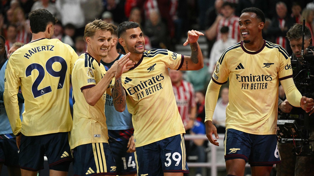 Kanonscoring og keeper-storspill da Arsenal vant igjen Martin Ødegaards Arsenal fortsatte storformen da de slo Sunderland 2–0 lørdag kveld.
Forrige sesongs ligamester nekter å avgi poeng, og står nå med fire strake Premier League-seire.
Rundt ti minutter ut i andreomgang fikk hjemmelaget straffespark etter at Ezri Konsa dro ned Daniel Ballard i egen boks.
Men David Raya vartet opp med en praktredning nede ved stolperoten og forhindret 1–0 til Sunderland
Og minutter senere smalt det i andre enden. Bruno Guimarães ladet skuddfoten og banket inn 1–0 fra langt hold.
På overtid fikk ligalederen også straffe, og Bukayo Saka doblet ledelsen fra ellevemetersmerket.
Samtidig klarte ikke hjemmelaget å overliste Raya – som hentet frem flere enorme redninger – og dermed ble det nok en trepoenger, og nok et rent bur.
– Han har levert til ti på børsen. En matchvinner i mål, sa Viaplays ekspertkommentator Lars Tjærnås om Raya.
Arsenal har holdt nullen i fem av seks offisielle kamper denne sesongen.