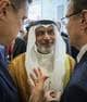 Anastasia Barashkova / REUTERS,NTB En mann i tradisjonell arabisk klesdrakt snakker med to menn i dress. Hendene gestikulerer under samtalen. Samtalen foregår innendørs med andre personer i bakgrunnen. (Bildebeskrivelsen er laget av en KI-tjeneste)